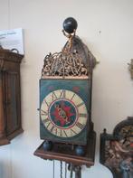 Oer 11664 ANTIEK 17e eeuwse West-Friese stoelklok met beugel, Ophalen