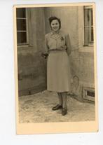 084; vrouw op fotokaart, Verzenden, Foto, Klederdracht, Zo goed als nieuw