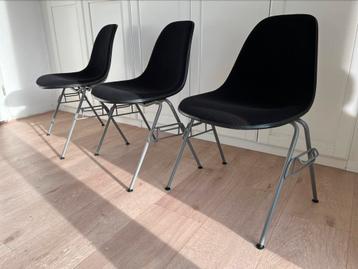 3 x DSS-N fiberglass chair van Eames voor Miller beschikbaar voor biedingen
