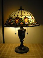 Tiffany tafellamp met mooi kleurenpatroon, Huis en Inrichting, Overige materialen, Zo goed als nieuw, 50 tot 75 cm, Ophalen
