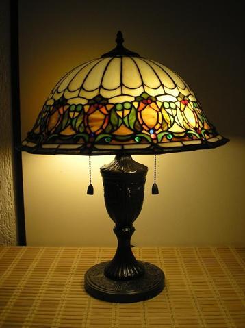 Tiffany tafellamp met mooi kleurenpatroon