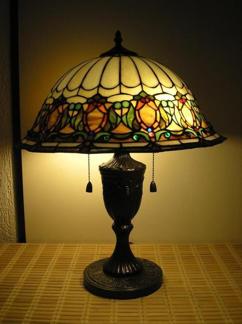 Tiffany tafellamp met mooi kleurenpatroon, Huis en Inrichting, Lampen | Tafellampen, Zo goed als nieuw, 50 tot 75 cm, Glas, Metaal