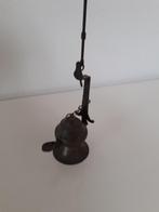 Klein antiek bronzen olielampje met los deksel met een haak, Antiek en Kunst, Antiek | Lampen, Ophalen of Verzenden