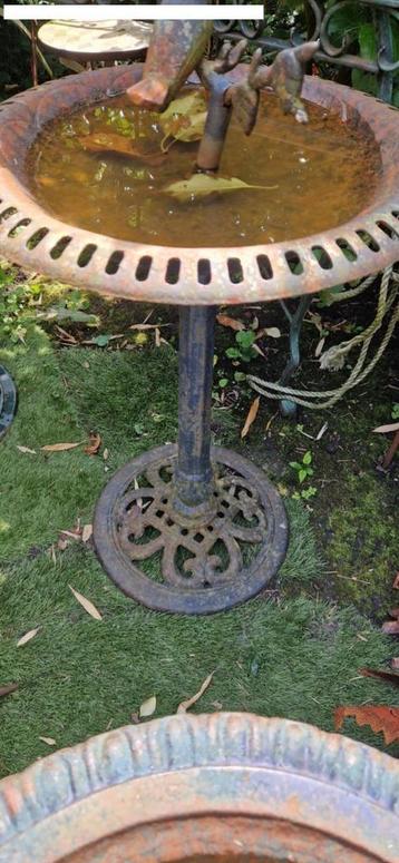 prachtig doorleefd gietijzeren vogelbad op statief(brocante) beschikbaar voor biedingen
