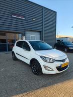 Hyundai i20 1.2i Go Plus 5-DRS 2014 Wit Pano, Auto's, 450 kg, 4 cilinders, Leder en Stof, Wit