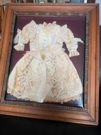 antiek jurkje van kant..ingelijst, Antiek en Kunst, Antiek | Kleding en Accessoires, Ophalen