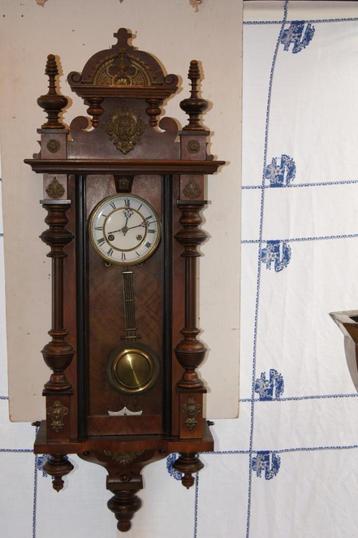 Regulateur met ornamenten beschikbaar voor biedingen