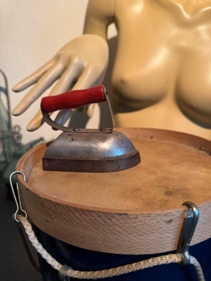 Antiek Kinderstrijkijzer met Rood Handvat, Antiek en Kunst, Antiek | Overige Antiek, Ophalen of Verzenden