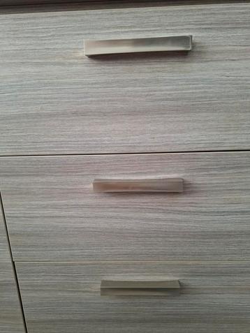 Commode met 3 laden beschikbaar voor biedingen