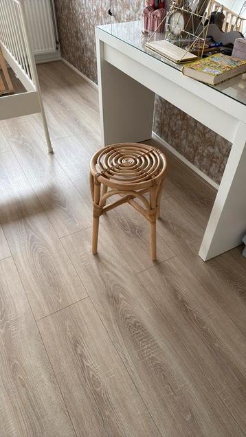 Leuk bamboe krukje beschikbaar voor biedingen
