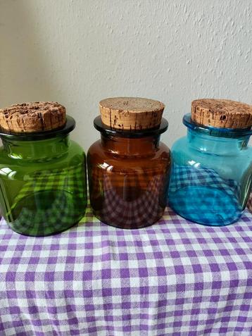Drie prachtige vintage gekleurde glazen voorraadpotten  beschikbaar voor biedingen