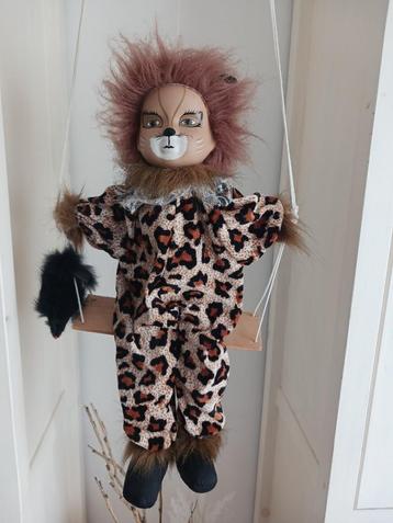 Luipaardkat-Clown op een schommel met zwarte muis beschikbaar voor biedingen