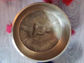 Bijzondere gouden klankschaal met Buddha gravering beschikbaar voor biedingen