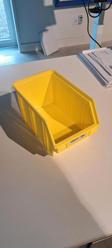 Magazijnbak gebruikt 23x13x13cm beschikbaar voor biedingen