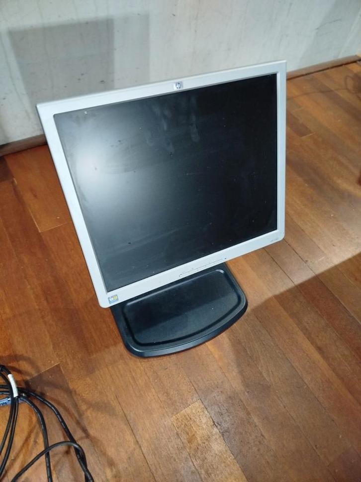 17" HP LCD monitor, Computers en Software, Monitoren, Gebruikt, 61 t/m 100 Hz, DVI, VGA, In hoogte verstelbaar, Overige typen