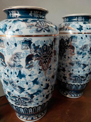 Twee Chinese Porseleine Vazen met Gouden Accenten IZGST! beschikbaar voor biedingen