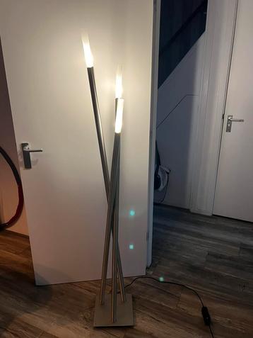 Staan lamp beschikbaar voor biedingen