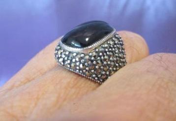 Fraaie zilveren ring Ø 19,2 mm met onyx en markasiet beschikbaar voor biedingen