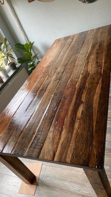 Robuuste eettafel beschikbaar voor biedingen