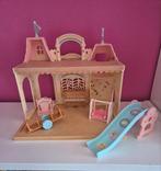 Sylvanian Families 5316 baby creche kasteel- piano- glijbaan, Ophalen of Verzenden, Zo goed als nieuw, Poppenhuis