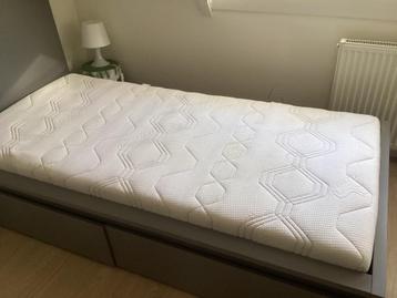 Ikea bed grijs 90x200 + Uitstekend Matraze