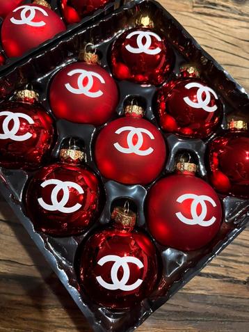 Chanel kerstballen beschikbaar voor biedingen