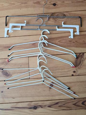 Vintage jaren 60 kledinghangers beschikbaar voor biedingen