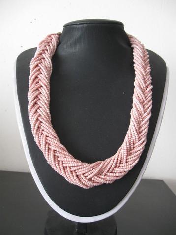 Mooie roze ketting bestaande uit kleine roze kraaltjes beschikbaar voor biedingen