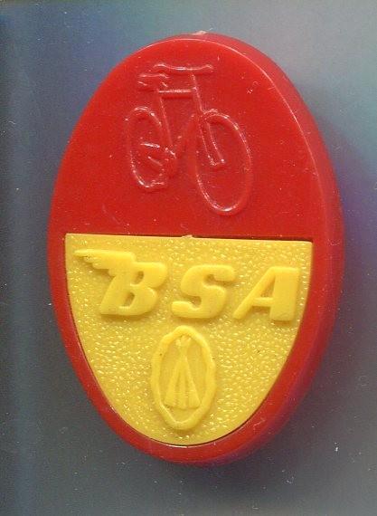 BSA rood/geel plastic rijwielen broche ( G_211 ), Verzamelen, Speldjes, Pins en Buttons, Zo goed als nieuw, Speldje of Pin, Transport