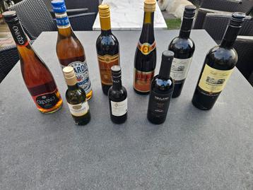 Diverse ongeopende wijnflessen. beschikbaar voor biedingen