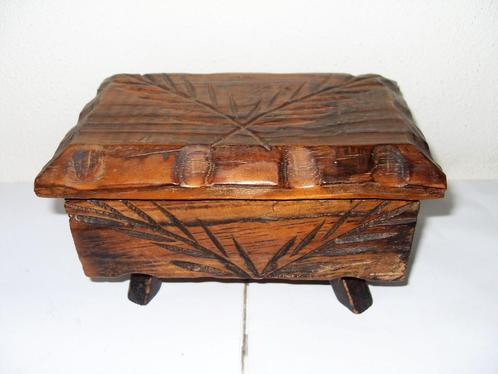 Leuk bewerkt kistje op pootjes / hout opbergdoosje, Huis en Inrichting, Woonaccessoires | Kisten, Minder dan 50 cm, Minder dan 50 cm