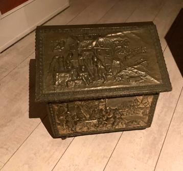 Antieke koperen turfkist beschikbaar voor biedingen