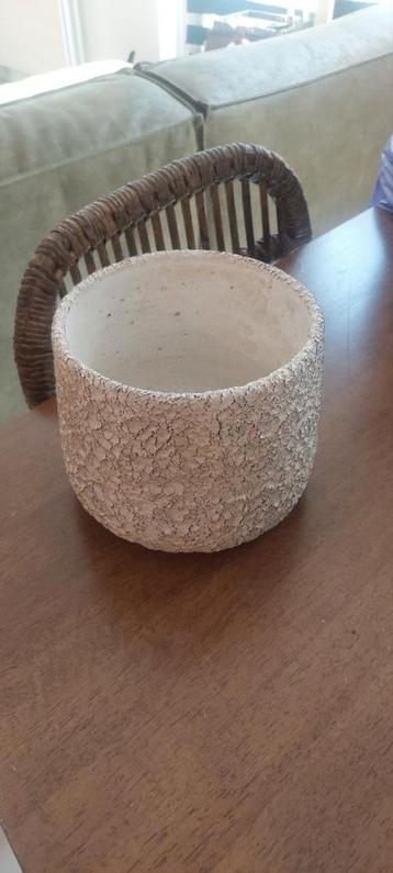 Grijs creme bloempot ø 15cm beschikbaar voor biedingen
