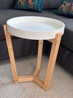 Rond tafeltje met houten poten en een wit blad, Huis en Inrichting, Tafels | Bijzettafels, Minder dan 55 cm, Gebruikt, Rond, Hout