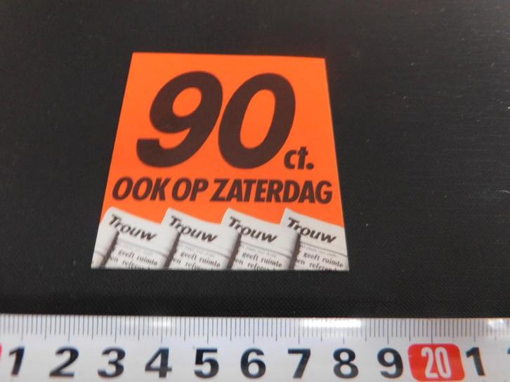 sticker krant trouw 90ct ook op zaterdag, Verzamelen, Stickers, Zo goed als nieuw, Ophalen
