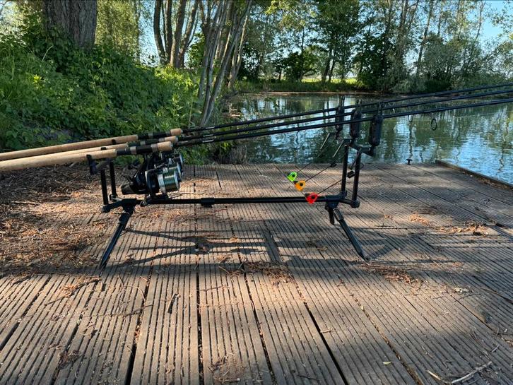 Complete karperset – 3 hengels, 3 molens, swingers, rodpod, Watersport en Boten, Hengelsport | Karpervissen, Zo goed als nieuw