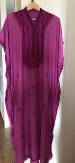 Caftan jurk lang met borduursels fuchsia, Ophalen of Verzenden, Zo goed als nieuw, Overige kleuren, Onder de knie