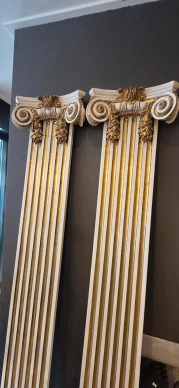 Twee decoratieve houten panelen  beschikbaar voor biedingen