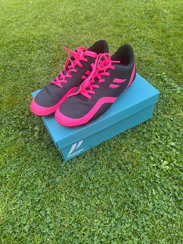 Voetbal  schoenen maat 38 (zwart/roze) beschikbaar voor biedingen