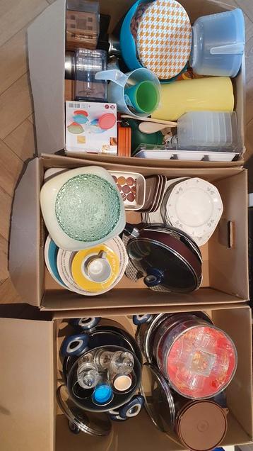 Drie dozen vol met keukenspullen beschikbaar voor biedingen