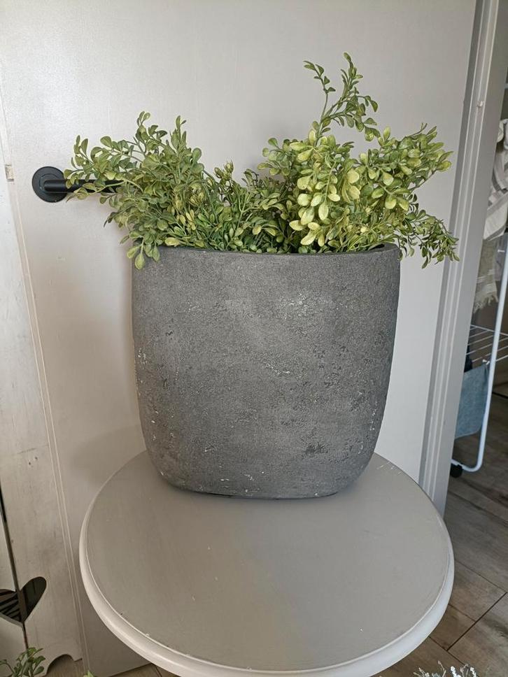 4 Potten met kunstplanten - Still, Tuin en Terras, Bloempotten, Zo goed als nieuw, Beton, Binnen, Balkon, Minder dan 40 cm, Minder dan 25 cm