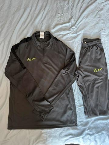 Trainingspak Nike maat M zo goed als nieuw beschikbaar voor biedingen