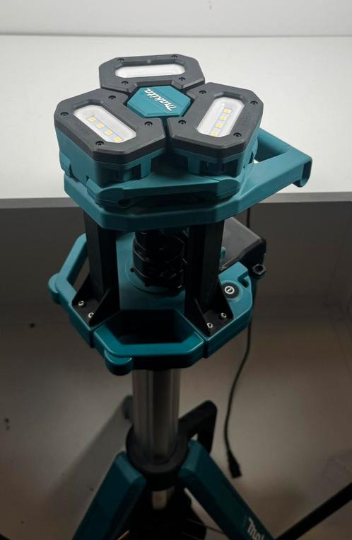 Makita NLADML814 14.4V - 18V Li-Ion accu bouwlamp op statief, Doe-het-zelf en Verbouw, Bouwverlichting, Zo goed als nieuw, Lamp met armatuur