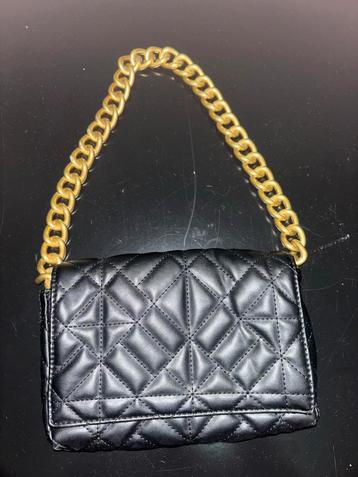 Zwart tasje met gouden band beschikbaar voor biedingen