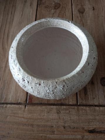 Bloempot voor binnen beschikbaar voor biedingen