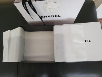 Chanel Signature Doos, Kartonnen Tas met Camelia+Lint beschikbaar voor biedingen