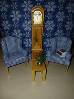 2 stoelen / fauteuils met klok en tafeltje schaal 1:12, Ophalen of Verzenden, Zo goed als nieuw, Decoratie