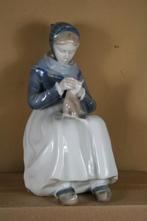 Royal Copenhagen porseleinen beeld nr. 1317 Handwerkende vro, Antiek en Kunst, Antiek | Porselein, Ophalen of Verzenden