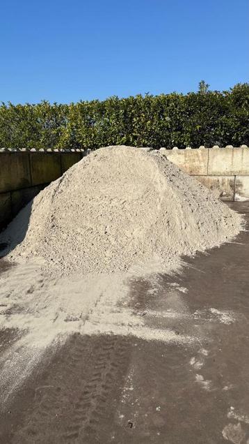 Schoon wit zand beschikbaar voor biedingen