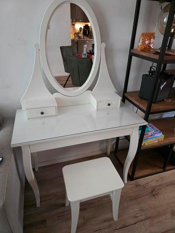 Kaptafel met kruk beschikbaar voor biedingen